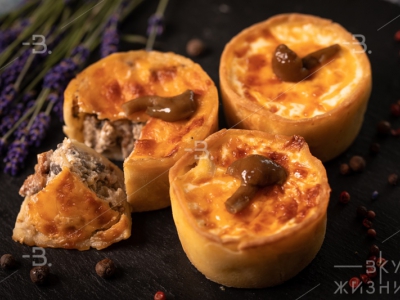Мини-киш с жульеном из лесных грибов 